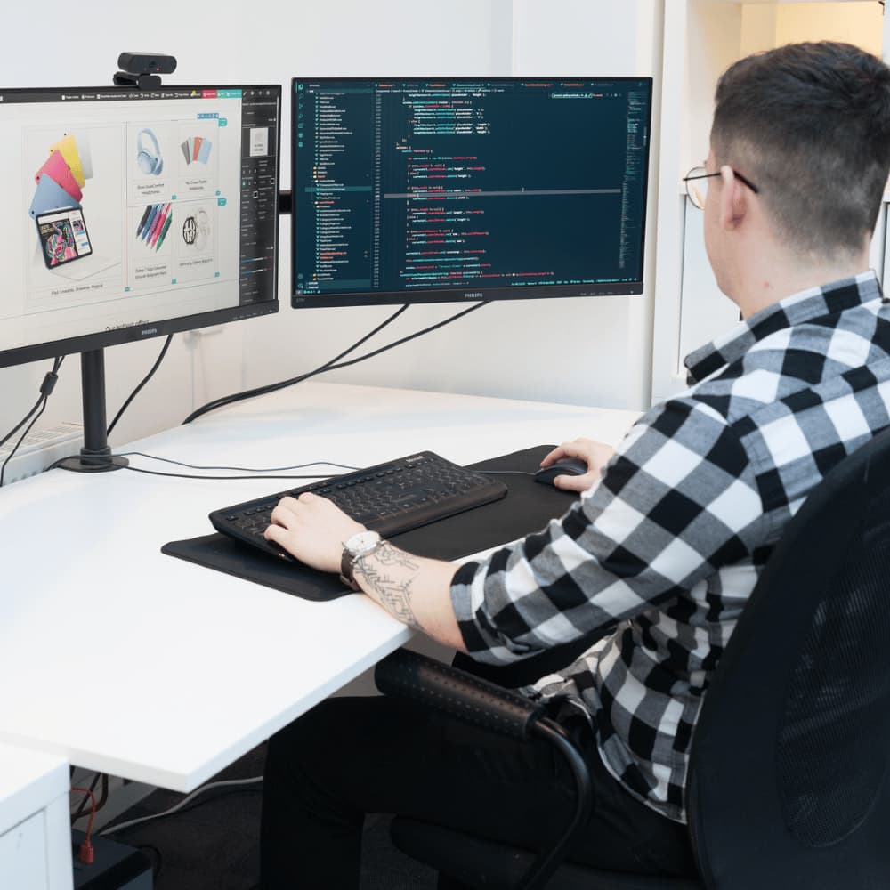 Business user managing B2B ecommerce storefront using Comgem content and SEO tools